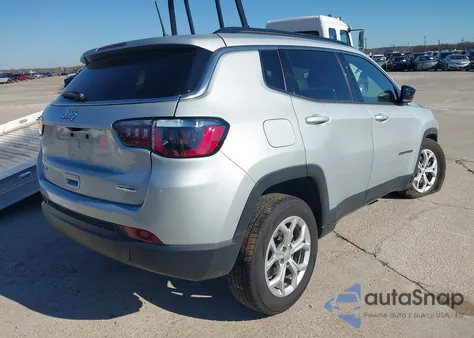2024 Jeep Compass Latitude 4X4 z USA, uszkodzony, nr VIN 3C4NJDBN9RT110998